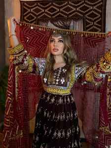 ROBES AFGHANI DE QUALITÉ SUPÉRIEURE POUR FEMME ROBES TRIBAL VINTAGE KUCHI AFGHAN FAITES MAIN DISPONIBLES EN VENTE - Product Image 2