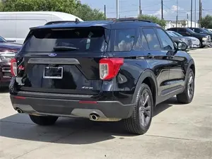 Ford Explorer XLT SUV 2024 con Volante a la Izquierda, Asientos de Cuero, Neumáticos R19 y Techo Panorámico - Product Image 3