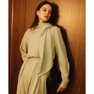 Blusa drapeada de cuello alto sereno más vendida para mujeres Servicios ODM Hecho en Vietnam Tallas grandes para invierno Primavera Otoño Temporadas - Product Image 1