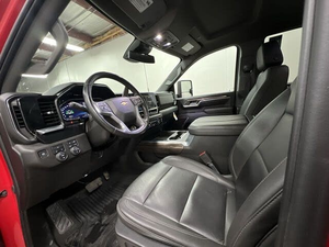 Chevrolet Silverado 3500HD LT Crew Cab 4WD 2024 d'occasion, conduite à gauche, cuir foncé, jantes R19, toit ouvrant automatique, Euro IV, feux diurnes LED, 5 portes - Product Image 2