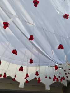 ผ้าโพลีเอสเตอร์พิมพ์ลายดอกไม้สำหรับงานแต่งงานเต็นท์ตกแต่งเพดานพร้อมดอกกุหลาบแขวนฉากหลังเหมาะสำหรับพื้นที่เปิดโล่งและกิจกรรม - Product Image 3