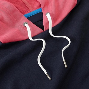 Sweat-shirt à capuche décontracté unisexe en polaire respirant et écologique avec impression numérique hivernale et design de panneaux colorés - Product Image 6