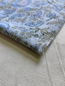 ผ้าฝ้ายพิมพ์ลายด้วยมือ ลายดอกไม้เต็มผืน |   ฐานสีฟ้าพาสเทลพร้อมดอกไม้สีน้ำเงินและสีเขียวมะกอก - Product Image 4