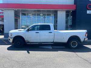 Propre utilisé 2024 RAM 3500 Big Horn Crew Cab LB DRW 4WD avec système de navigation à siège en tissu Démarrage à distance Toit ouvrant hors route Package - Product Image 2