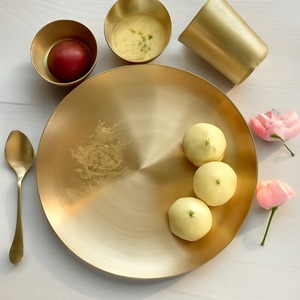 Bandeja decorativa de metal para servir perfecta para chocolates hechos a mano con detalles de primera calidad para agregar un toque de sofisticación - Product Image 2