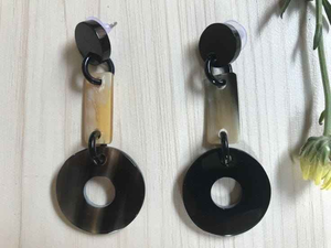 Ensemble collier et boucles d'oreilles modernes faits à la main et écologiques avec des boucles d'oreilles en corne de buffle brun et noire exquises - Product Image 2