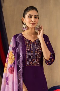 Ensemble Kurti traditionnel à coupe droite avec travail lourd sur le col et dupatta imprimé contrasté - Product Image 4