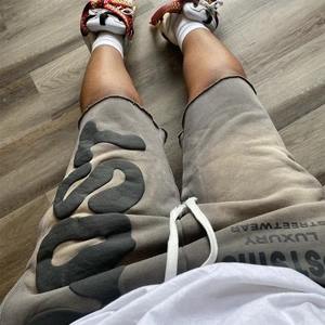 Ropa de calle, pantalones cortos lavados con ácido personalizados, pantalones cortos con estampado de soplo pesado, pantalones cortos 100% de algodón con lavado ácido para correr desteñidos al sol para hombres - Product Image 3