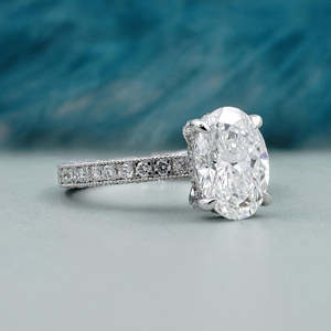 Anillo de Compromiso con Corte Ovalado y Banda de Diamantes Pavé con Halo Oculto en Oro Blanco - Product Image 2