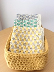Panier en macramé jaune fait à la main, organisateur de rangement pour mouchoirs, soins de la peau, maquillage, décoration de table et articles essentiels en provenance d'Inde - Product Image 5