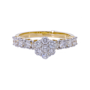 Élégante bague en or jaune 14 carats plaqué rhodium avec grappe de diamants naturels classiques et diamants ronds à taille florale sertis pavé sur le bandeau central - Product Image 1