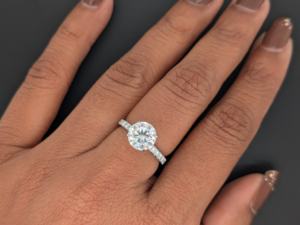 Bague de fiançailles en or blanc 14 carats massif pour femme, sertie d'un diamant de laboratoire de 1,50 ct, avec halo caché, certifiée IGI, bijoux de luxe - Product Image 4