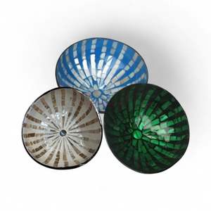 Cuenco de Coco con Incrustaciones de Nácar, Concha Natural Hecha a Mano para Servir Comida y Decoración de Mesa, de Vietnam - Product Image 1