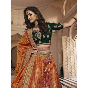 Lujoso Lehenga Choli de Seda Banarasi Naranja con Bordado para Bodas - Product Image 2