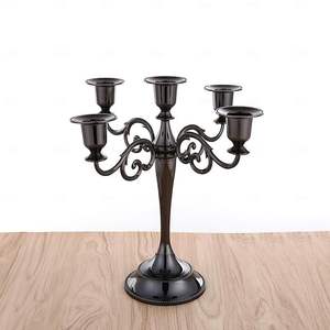 Candelabros de metal para restaurantes de estilo vintage que complementan el encanto del mundo antiguo con arreglos de mesa de madera iluminados por velas. - Product Image 4