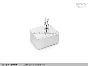กล่องดนตรี Winko RABBIT รูปกระต่าย, กล่องดนตรีกระต่าย, กลไกดนตรี 18 โน้ต (เพลง: Brahms Lullaby), พร้อมอีพ็อกซี่สีครีม, บลัค เวลเวท - Product Image 1