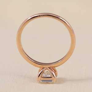 Bague de fiançailles solitaire en diamant de laboratoire taille princesse en argent sterling et or, clarté VS1, couleur F - Design élégant et luxueux - Product Image 4