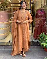 Ensemble Kurtis 3 pièces avec broderie et séquence de travail Tenue ethnique élégante pour femmes Parfait pour les mariages, les fêtes et les festivals