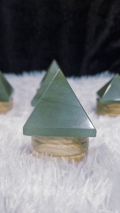 Pirámide de Aventurina Verde Natural de 2 Pulgadas, Piedra de Curación de Cristal y Reiki para Trabajos Energéticos - Product Image 1