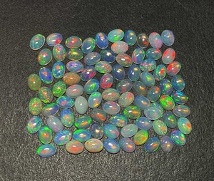 Cabochon ovale multi-feu en opale éthiopienne naturelle certifiée IGI 22 pièces 5*7MM 10 CT Lot de pierres précieuses en vrac pour bijoux - Product Image 1