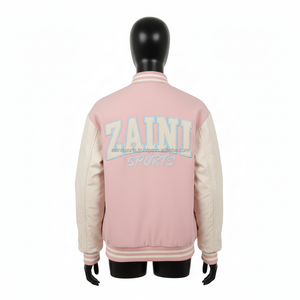 เสื้อแจ็คเก็ตวาร์ซิตี้ผู้หญิง ผ้าผสมขนสัตว์ 350 ถึง 400 GSM สีชมพูตัวเสื้อ แขนเสื้อ PU สีครีม ปักโลโก้แบบกำหนดเอง เสื้อแจ็คเก็ตวาร์ซิตี้ผู้หญิง - Product Image 2