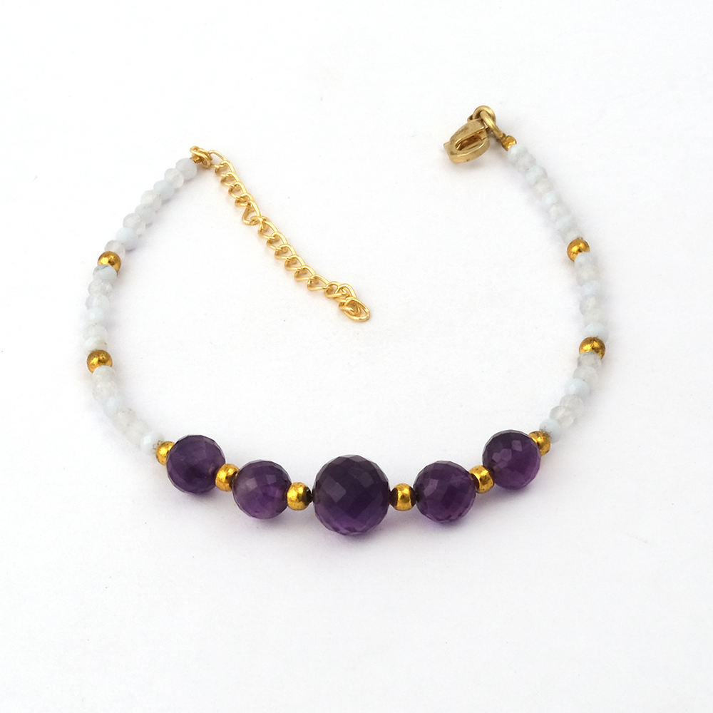 สีม่วงสีขาว