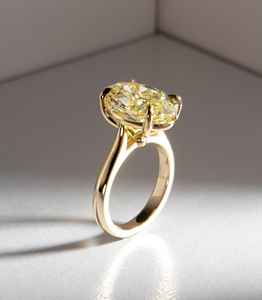 Bague Moissanite ovale jaune canari 4.5 CT avec quatre broches et réglage cathédrale 2 MM cadeau idéal pour les femmes dans le style - Product Image 3