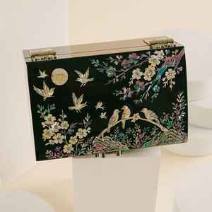 Organisateur de bijoux de luxe moderne en bois artisanal haut de gamme avec incrustation de nacre et motif floral gravé, forme personnalisable - Product Image 2