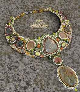 Collier rond avec pendentif en perles de rocaille brodées, chaînes brodées carrées et ovales, style religieux tendance avec pierre principale en perle - Product Image 1