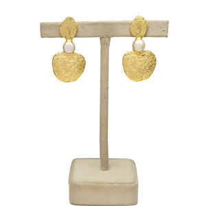 Boucles d'oreilles en laiton pour femmes, en plaqué or 24 carats, avec perles d'eau douce, texture en forme de feuille, effet de fusion, mariages - Product Image 3