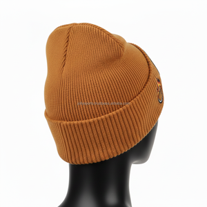 หมวกบีนนี่ผู้หญิง ผ้าอะคริลิกนุ่มถัก 300 GSM หมวกไหมพรมฤดูหนาวสีน้ำตาล ปักโลโก้แบบกำหนดเอง สไตล์แจ็คการ์ด - Product Image 5