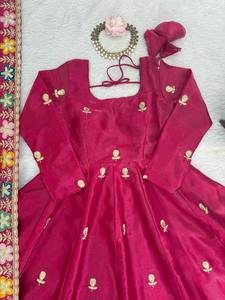 ชุดอนาร์กาลีดีไซน์หรูหรา สไตล์วินเทจ ชุดพื้นเมืองสำหรับงานดีวาลี - Product Image 3