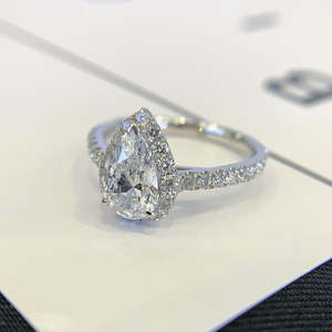 Anillo de Diamantes de Laboratorio con Certificación IGI, Corte Pera, 2.00ctw, Halo, Corte Catedral, DEF VVS-VS, Joyería Elegante para Boda - Product Image 3