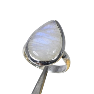 แหวนเงินแท้ 925 ประดับพลอยมูนสโตนสีรุ้ง ดีไซน์มินิมอลทันสมัย ฝังแบบ Bezel ทำด้วยมือ เครื่องประดับประจำเดือนมิถุนายน รูปทรงลูกแพร์ ของขวัญ - Product Image 1