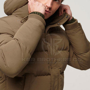 Chaqueta acolchada cálida para hombre con cuello levantado y forro aislante para invierno para días fríos al aire libre con logotipo en la parte delantera - Product Image 4
