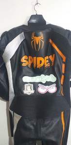 ชุดมอเตอร์ไซค์หนังแท้ระบายอากาศได้ดี คุณภาพสูง ผลิตในปากีสถาน สำหรับผู้ชาย ใส่ได้ทุกฤดู - Product Image 6