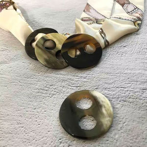 Anillo para Bufanda de Cuerno de Búfalo con Pulido Suave que Agrega Elegancia Suave y Sujeción Segura a Cualquier Bufanda de Alta Calidad - Product Image 1