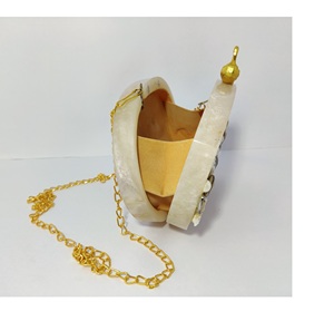 Article unique Pochette personnalisée en résine artisanale indienne de couleur blanche pour femme - Product Image 3