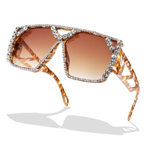 Las increíbles gafas de sol elevan incluso los atuendos sencillos a looks listos para una fiesta, con lentes de cristal que brindan una experiencia visual más natural. - Product Image 1