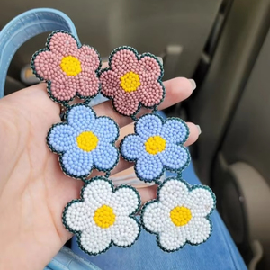 Pendiente bordado con cuentas de flores colgantes de moda con declaración hecha a mano y toque de joyería de moda elegante de la India - Product Image 1