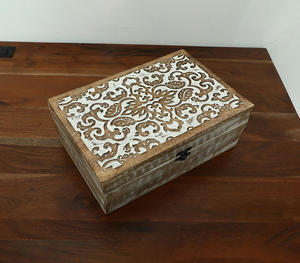 Boîte à bijoux en bois blanchi à la chaux, artisanale de luxe, avec un couvercle rectangulaire sculpté en treillis orné de motifs complexes - Product Image 1