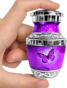 Urna Funeraria Moderna con Diseño de Mariposa, Esmalte Verde 2025, Grabado a Mano en Metal, a un Precio Accesible - Product Image 2