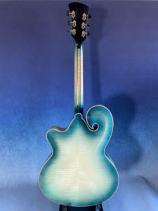 Guitarra Jazz Archtop Hecha a Mano Personalizada - Estilo <span class=keywords><strong>Mandolina</strong></span> Grande, Azul Nitro Yunzhi, 6 Cuerdas, Fondo <span class=keywords><strong>de</strong></span> Arce, Tapa <span class=keywords><strong>de</strong></span> Abeto, Ébano y Latón - Product Image 4