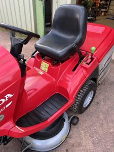 Tractor cortacésped a gasolina HF 2417 HTE premium de 102 cm (40 pulgadas) con motor OHC V-Twin de 530 cc, diseñado para céspedes de hasta 1,5 ha. - Product Image 4