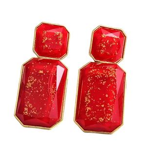 Conjunto de pendientes de diseño de resina para hombre, set de pendientes de diseño de resina a la moda, compatible con todas las estaciones, venta al por mayor - Product Image 1