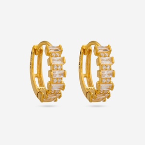Pendientes Huggie de Plata 92.5 con Diseño Geométrico, Adornados con Diamantes y Perlas, Forma de Corazón con Flecha Dorada, Diseño Moderno para Regalo de Boda, Compromiso o Fiesta - Product Image 1