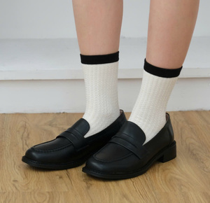 Wypex Grace รองเท้าหนังสตรีนุ่มกันลื่นรุ่นสีดำขาวเหนือกาลเวลาเพื่อความสบายตลอดทั้งวันพื้นรองเท้าเป็นยางสำหรับใส่ในตู้เสื้อผ้า - Product Image 5