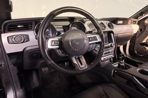 GT Coupé d'occasion Premium, boîte manuelle 6 vitesses, moteur Coyote V8 - Product Image 4