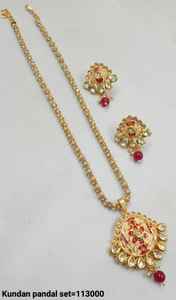 Ensemble de collier pendentif plaqué or traditionnel rond élégant Kundan & Drop Boucles d'oreilles assorties avec chaîne pendentif Motipearl NecklaceSet - Product Image 2