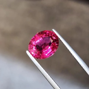 Anillo con Colgante de Turmalina Rubelita Roja Opalescente de 3 Quilates, Gema Suelta de Corte Ovalado Lagoon Paraiba, Gemas Mehrajudin de Terceros - Product Image 1